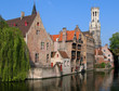 canal et beffroi à bruges de jour