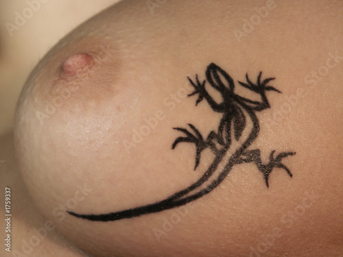 gecko tattoo auf busen © Haramis Kalfar #1759337. gecko tattoo auf busen
