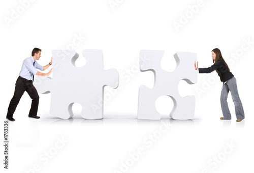 Foto: business partners putting puzzle together business partners putting puzzle together