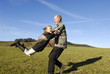 grossvater und enkelin freuen sich