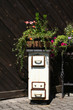 alter holzofen als blumentisch