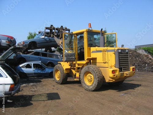 Foto: truck lifting a car wreck truck lifting a car wreck