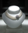 collier de perles et pierres précieuses