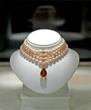 collier de perles et pierres rosées