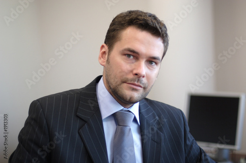 Foto: handsome standing mature boss handsome standing mature boss