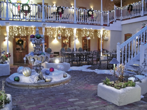 Restaurant Decorating Ideas on Christmas Decorations On A Restaurant Patio    Monamakela Com  1943712