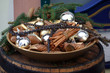 holzteller mit weihnachtsdekoration