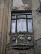 fenêtre et balcon rond abîmé à budapest
