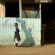 enfant transportant de l'eau