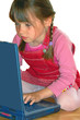 mädchen spielt am laptop