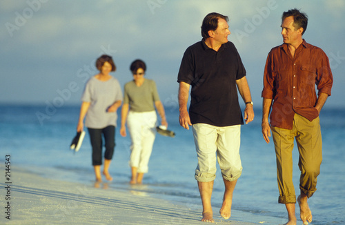 Photo: coppie passeggiano al mare coppie passeggiano al mare