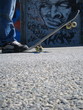 skateboarder devant graffiti skateboarder devant graffiti