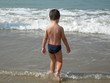 jeune garçon rentrant dans la mer