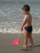 jeune garçon avec une épuisette au bord de l'eau