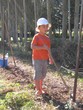 jeune garçon jardinant
