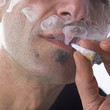 homme fumant un joint
