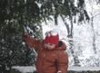junge spielt im schnee