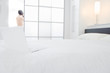 Foto: girl getting ready with laptop on bed girl getting ready with laptop on bed