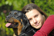 Foto: jeune femme et son chien jeune femme et son chien