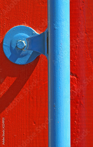 Foto: abstract/blue rail on red abstract/blue rail on red