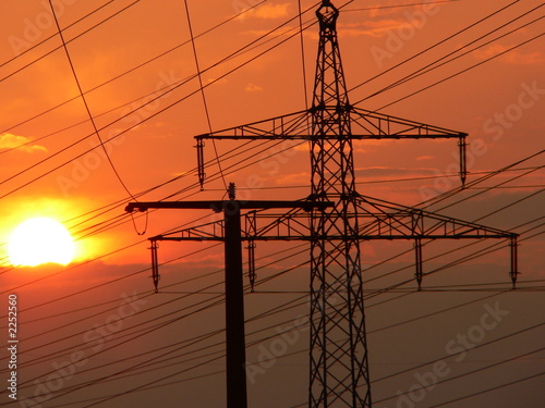 strommasten bei sonnenuntergang