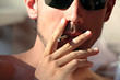 jeune fumeur sur la plage
