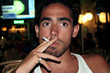 jeune fumeur et cigarette en lieu public 2 jeune fumeur et cigarette en lieu public 2