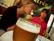 jeune couple et verre de bière alcool