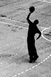 tir au basket en noir et blanc