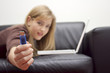 frau gibt usb stick