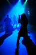 silhouetten von tanzenden menschen