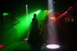 silhouetten von discotänzern