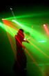 discotänzer im grünen lichterschein