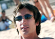jeune homme avec lunettes de soleil bronzé plage