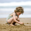 fillette jouant dans le sable