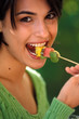 Photo: ragazza mangia frutta ragazza mangia frutta
