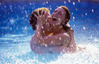 coppia in piscina