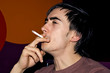 jeune fumeur de tabac en bar lieu public jeune fumeur de tabac en bar lieu public