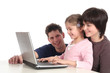 Foto: family using laptop family using laptop