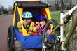 Photo: frère et soeur dans une cariole frère et soeur dans une cariole