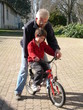 grand père et petit fils en vélo