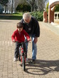 Photo: grand père et petit fils en vélo grand père et petit fils en vélo