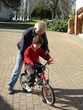 grand père et petit fils au vélo