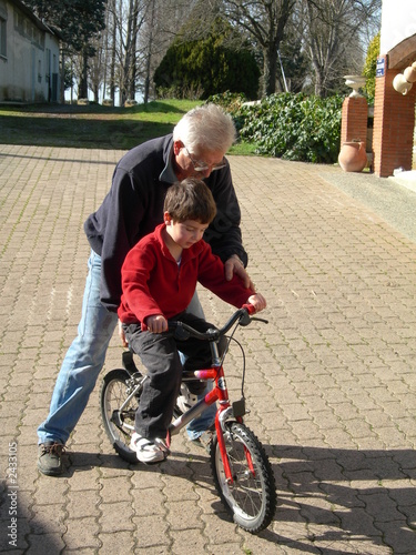 Photo: grand père et petit fils au vélo grand père et petit fils au vélo