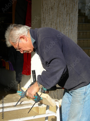 Photo: homme 3ème age bricolant homme 3ème age bricolant
