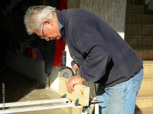 Photo: homme 3ème age bricolant homme 3ème age bricolant