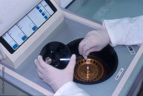 Photo: centrifugeuse en laboratoire centrifugeuse en laboratoire