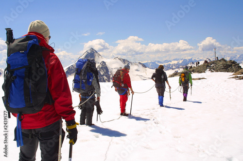 Foto: seilschaft auf dem weg zum gipfel seilschaft auf dem weg zum gipfel