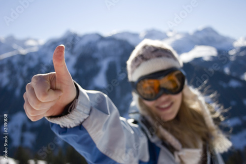 Foto: frau mit kapuze und skibrille frau mit kapuze und skibrille