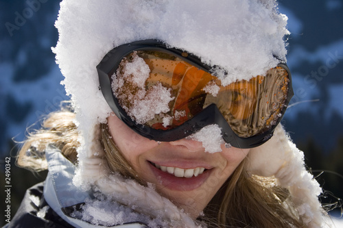 Photo: frau mit verschneiter kapuze und skibrille frau mit verschneiter kapuze und skibrille